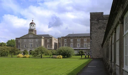 Blick entlang der Granitkolonnade zum Trafalgar-Block, des ehemaligen Royal Naval Hospital, Plymouth